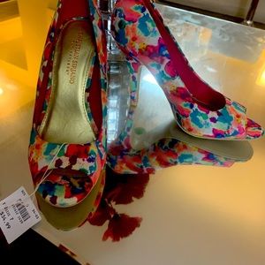 New! Never Worn... Stylish Peep Toe Pump!